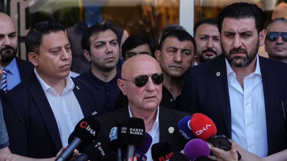 Fenerbahçe’de olağanüstü genel kurul için imzalar teslim edildi